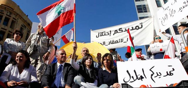 نشطاء يقطعون الشوارع المؤدية إلى البرلمان اللبناني معتبرين تمديده لنفسه «احتلالاً». إي.بي.إيه