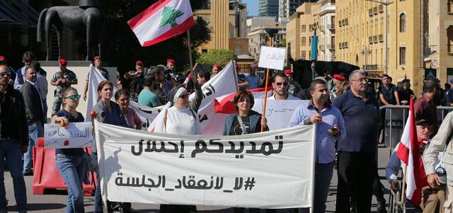 متظاهرون يقطعون الشارع المؤدي للبرلمان خلال قبيل جلسة التصويت على التمديد للبرلمان. أ.ف.ب