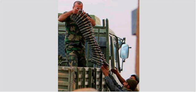 مقاتلون من وحدات «حماية الشعب الكردي» يجهزون سلاحاً مثبتاً على مركبة خلال اشتباكات مع «داعش» في الريف الجنوبي لمدينة رأس العين. رويترز
