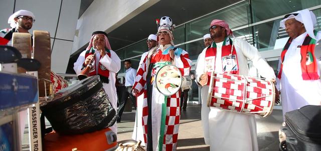 حرية ورابطة المشجعين يصطحبون أدوات التشجيع إلى الرياض. تصوير: أسامة أبوغانم