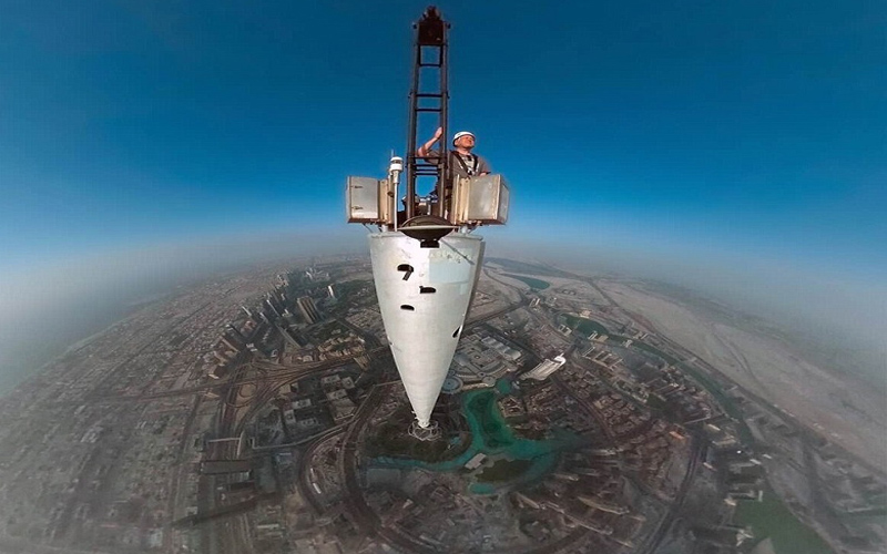 قام  المصورالبريطاني جيرالد دونوفان بالتقاط صور ذاتية لنفسه أو ما يعرف بـ  "سيلفي" من  على قمة برج خليفة اطول برج في العالم .و يعمل المصور على انجاز مشروع  فتوغرافي "دبي 360 درجة" لإبراز انجازات وجماليات المدينة . نقلا عن صحيفة "ديلي ميل"