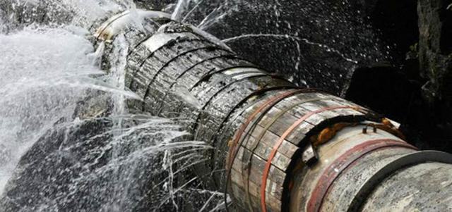 مراقبة أنابيب شبكة المياه يُمكن أن تضمن للمستهلكين مياهاً صالحة للشرب. أرشيفية