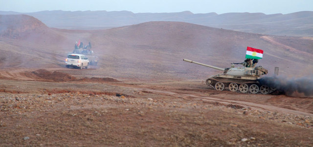 قوات كردية تتخذ مواقعها استعداداً لاشتباكات في جلولاء.  رويترز