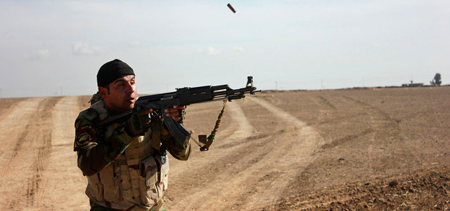 عنصر أمن عراقي متأهب خلال الانتشار الأمني المكثف، بعد الاشتباكات مع «داعش» في السعدية بمحافظة ديالى.  رويترز