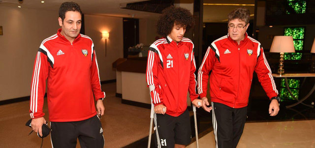 عموري تعرّض لالتحام قوي أصيب خلاله في مباراة المنتخب الوطني مع السعودية في «خليجي 22». الإمارات اليوم