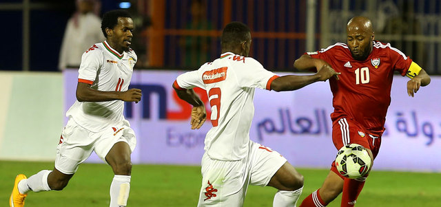 مواجهة الإمارات عمان في الدور الأول من «خليجي 22» انتهت دون أهداف. تصوير: إريك أرازاس
