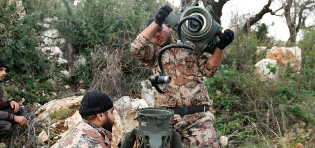 مقاتلون من المعارضة يستعدون لإطلاق صاروخ مضاد للدبابات باتجاه القوات النظامية في منطقة جبل الأكراد بمحافظة اللاذقية.  رويترز