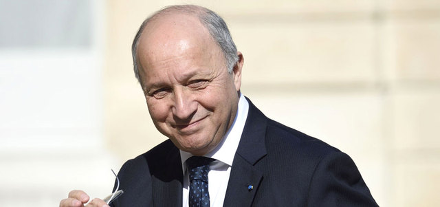 فابيوس: نعمل لإقامة مناطق آمنة لا يمكن فيها لطائرات بشار الأسد ولعناصر «داعش» ملاحقة السوريين. أ.ف.ب