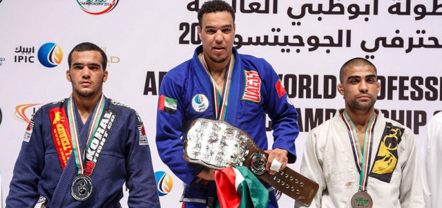 فيصل الكتبي (وسط) برز بشكل لافت في المحافل الدولية وحقق إنجازات كبيرة. الإمارات اليوم