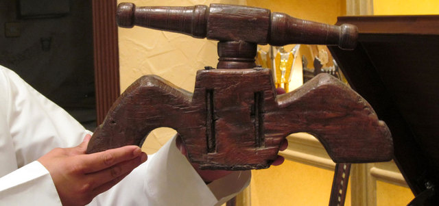أدوات تعود إلى قرون ماضية يحتفظ بها حسن البلوشي ويحرص على التعريف بها.