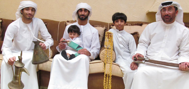 حسن البلوشي أورث أبناءه محبة المقتنيات والحفاظ عليها.  الإمارات اليوم