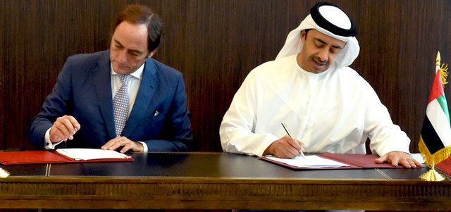 عبدالله بن زايد يوقع مع نائب رئيس الوزراء البرتغالي المحضر النهائي للجنة المشتركة بين البلدين.  وام