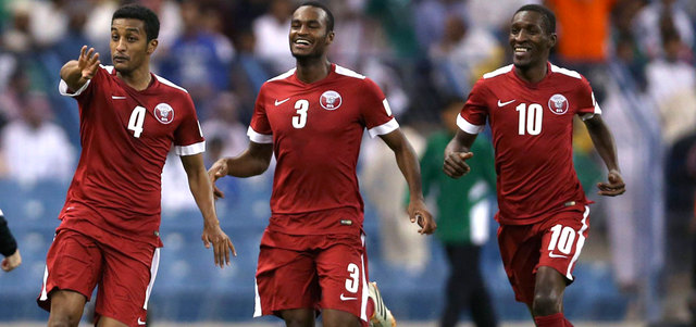 لاعبو قطر يحتفلون بعد تسجيل المهدي علي هدف التعادل أمام السعودية. رويترز