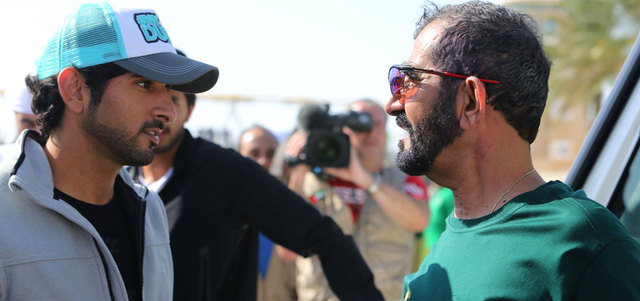 محمد بن راشد خلال السباق وبحضور حمدان بن محمد. تصوير: مصطفى قاسمي