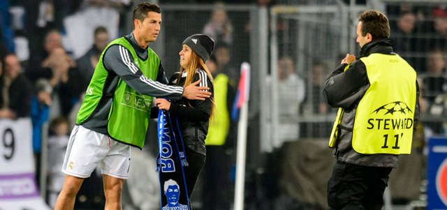 فتاة اقتحمت ملعب بازل وأرادت لقاء رونالدو. أ.ف.ب