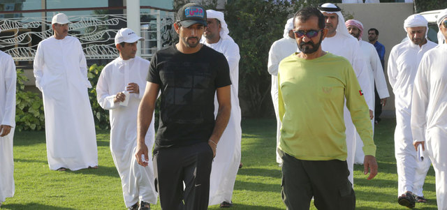 محمد بن راشد وحمدان بن محمد خلال متابعتهما للسباق. الإمارات اليوم