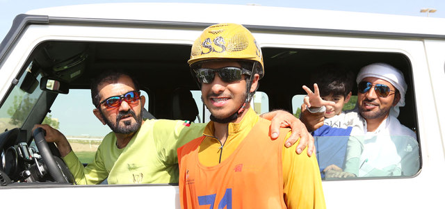 محمد بن راشد يهنئ المتسابق سيف المزروعي صاحب المركز الأول في السباق. الإمارات اليوم