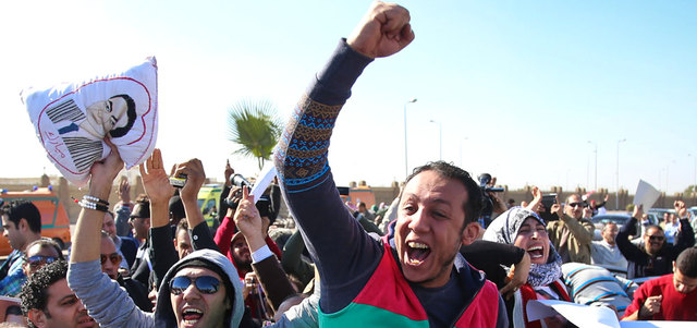 أنصار مبارك يحتفلون عقب صدور الحكم ببراءته أمس.  أ.ف.ب