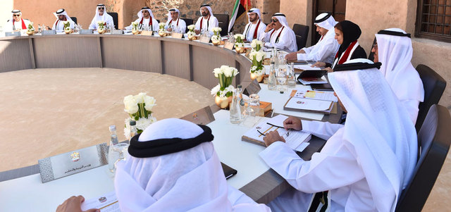 محمد بن راشد خلال ترؤسه اجتماع مجلس الوزراء في &laquo;قلعة الفجيرة&raquo;. وام.