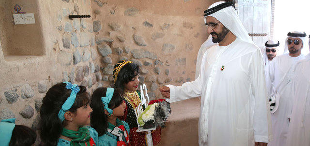 محمد بن راشد يحيي طفلات بزي تراثي استقبلن سموّه في قلعة الفجيرة التاريخية. وام