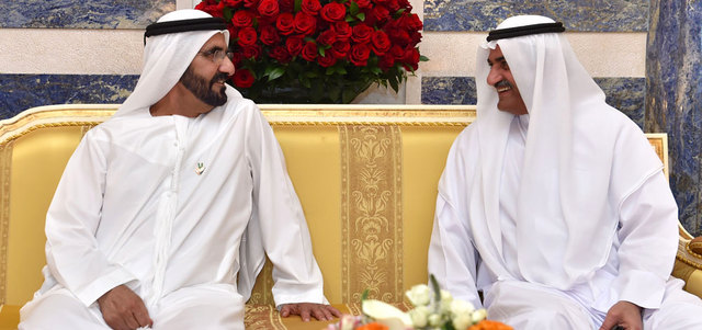 محمد بن راشد في حديث مع حمد بن محمد. وام