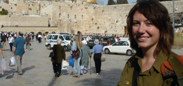 تل أبيب فتحت «تحقيقاً فورياً» بشأن أنباء تحدثت عن اختطاف «داعش» امرأة إسرائيلية انضمت إلى المقاتلين الأكراد في حربهم ضد التنظيم في عين العرب.  أرشيفية
