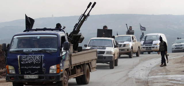 قافلة لـ «جبهة النصرة» تجوب قرى في الريف الجنوبي لمحافظة إدلب.  رويترز