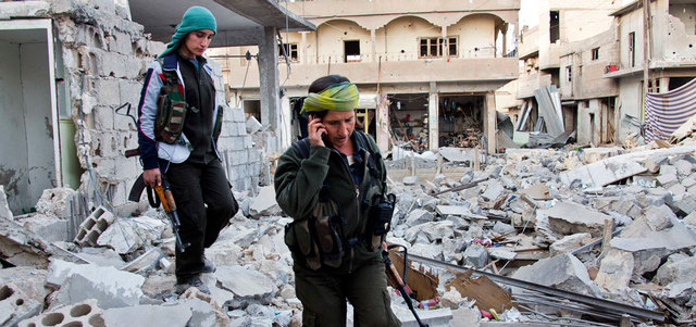 مقاتلتان كرديتان في إحدى المناطق التي استعادها الأكراد من أيدي «داعش».  أ.ب