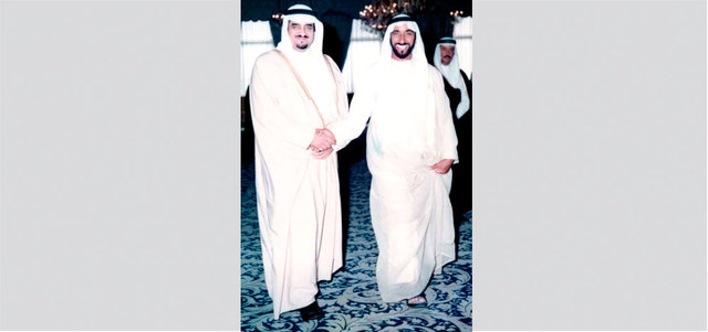 الشيخ زايد بن سلطان آل نهيان يستقبل خادم الحرمين الشريفين الملك فهد بن عبدالعزيز في أبوظبي (11/ 11/ 1975).
