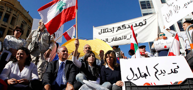 نشطاء يقطعون الشوارع المؤدية للبرلمان اللبناني معتبرين تمديده لنفسه «احتلالاً».  إي.بي.إيه