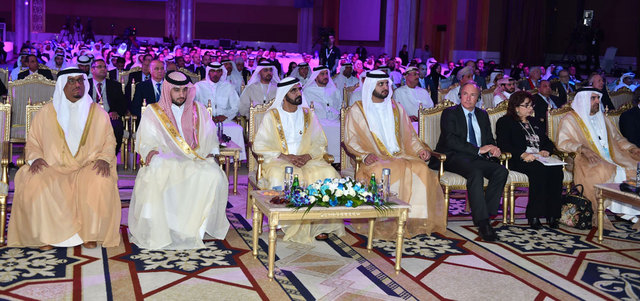 محمد بن راشد ومكتوم بن محمد وأحمد بن محمد خلال الجلسة الافتتاحية لمؤتمر المعرفة الأول. وام