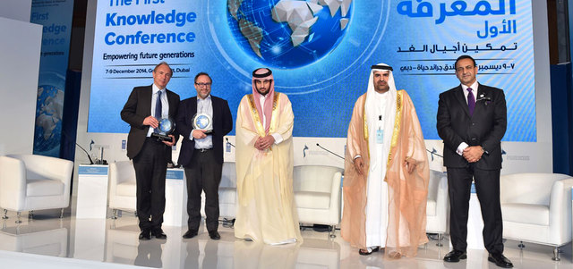 أحمد بن محمد يُكرّم تيم بيرنرز لي وجيمي ووالز. وام