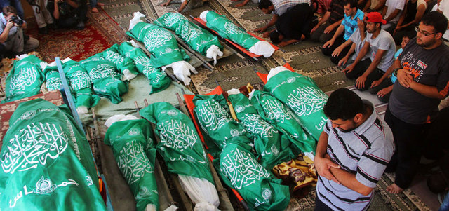صورة أرشيفية لشهداء عائلة أبوجامع في بلدة خانيونس جنوب قطاع غزة حيث استشهد منها 27 في العدوان الإسرائيلي.  أ.ب