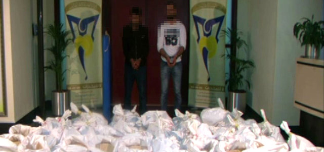 متهمان وأمامهما أقراص الكبتاجون المضبوطة. من المصدر