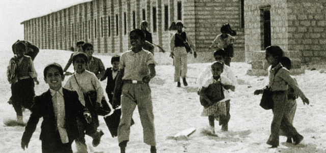 إحدى مدارس أبوظبي في بداية الستينات من القرن الماضي. من المصدر