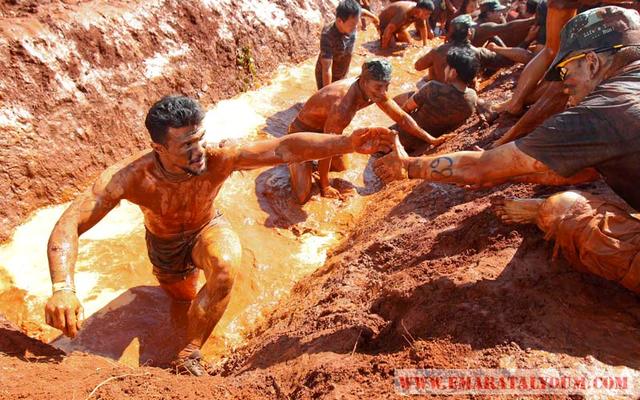 لقطات من "تحدي الجري الصعب" وهو حدث خيري وجزء من "تور دي ارم" في ناخون راتشيسما بتايلاند.  رويترز