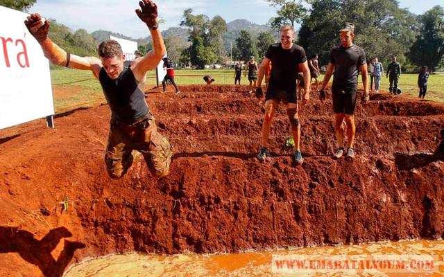 ويحاول فيه المتسابقون تحقيق الفوز عبر تحدي العديد من الصعاب على أرض طينية.