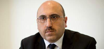 رامي عبدالرحمن: المهاجمون أسروا 15 عنصراً من قوات النظام بينهم ضابط، في حين نفذ الطيران 12 غارة على منطقة معسكري وادي الضيف والحامدية، وقصفها بثلاثة براميل متفجرة. أ.ف.ب