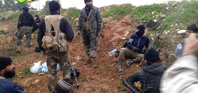 صورة بثها المرصد لعناصر من «النصرة» يرتاحون بعد سيطرتهم على معسكر وادي الضيف. أ.ب