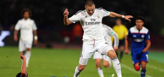 بنزيمة يحاول تجاوز أحد مدافعي كروز ازول المكسيكي في مونديال الأندية بالمغرب. أ.ف.ب