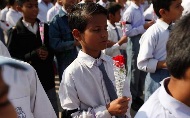 استيقطت باكستان على يوم حداد اليوم بعد أن قتل مسلحون من حركة طالبان 132 تلميذا بمدرسة يديرها الجيش في مدينة بيشاور في هجوم مروع أحدث صدمة في البلاد - وكالات