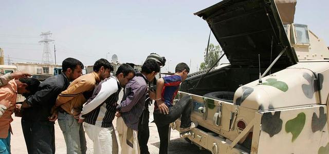 الأمن العراقي يحتجز متشددين يشتبه في انتمائهم لـ«داعش» خلال عملية دهم في جرف الصخر.  رويترز