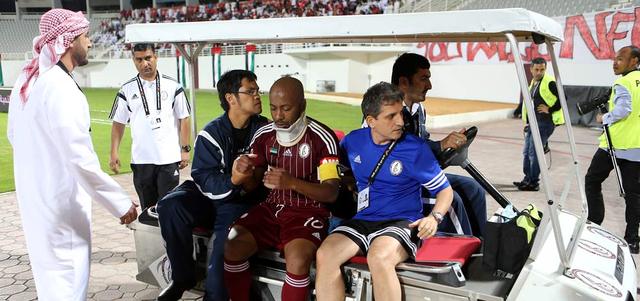 إسماعيل مطر تعرض للإصابة خلال لقاء العنابي والأهلي في الجولة الـ 12 من الدوري. تصوير: إريك أرازاس