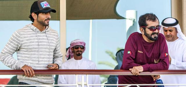 محمد بن راشد وحمدان بن محمد خلال متابعتهما سباق سعيد بن حمدان بن راشد آل مكتوم للقدرة. تصوير: أسامة أبوغانم