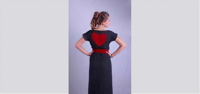 العامري اعتبرت أن أكثر ما يميز تصاميمها هو استخدام أقمشة خاصة. من المصدر