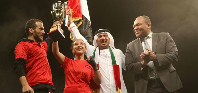 ميثاء النيادي ترفع كأس بطولة دبي للملاكمة العربية. من المصدر