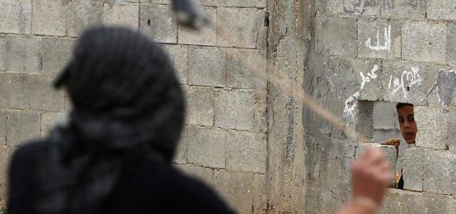 الحجر هو سلاح الفلسطينيين في مواجهة الاحتلال.    أ.ف.ب