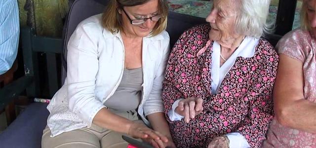 بعض كبار السن اعتبروا مواقع &laquo;التواصل&raquo; وسيلة فاعلة لمتابعة أخبار أقربائهم. من المصدر