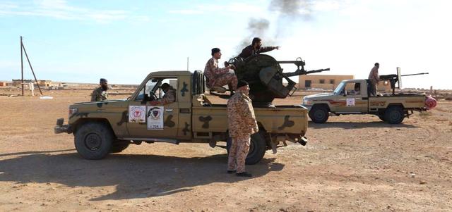 قوات تابعة لميليشيات «فجر ليبيا» خارج محطة السدرة النفطية. رويترز