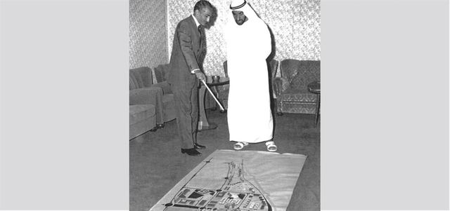 المغفور له الشيخ زايد يستمع من مخلوف إلى شرح عن تصوراته لتخطيط الشوارع.

الإمارات اليوم